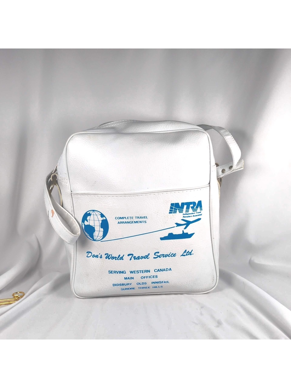 Title: Vintage 1970s Flight Bag White Vinyl Retro Airline Travel Shoulder Bag